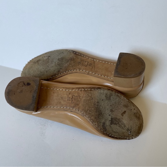 Tory Burch Chelsea Tan Patent Charm Leather Round Toe Bow 7M Heel Pump - Picture 4 of 7